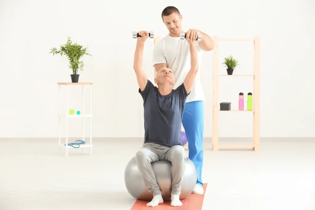 Hombre mayor en rehabilitación