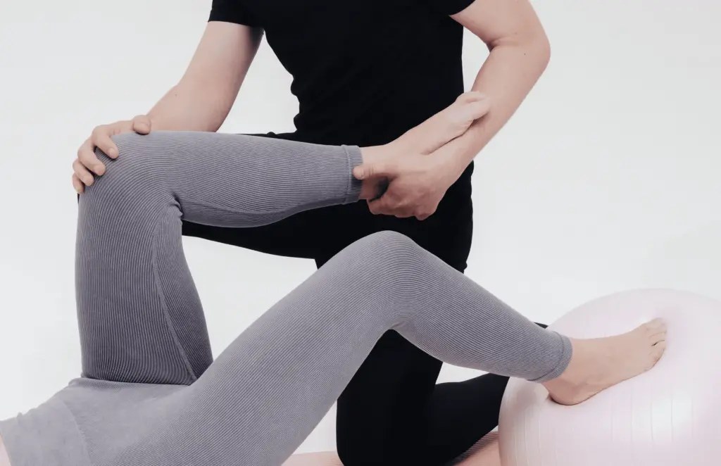 Mujer recibiendo fisioterapia